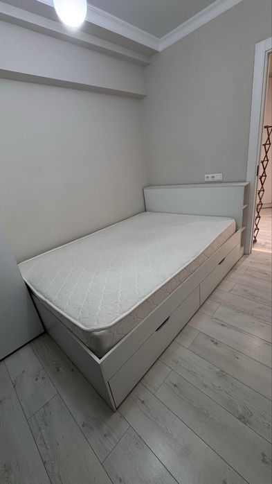 Продам кровать с матрасом