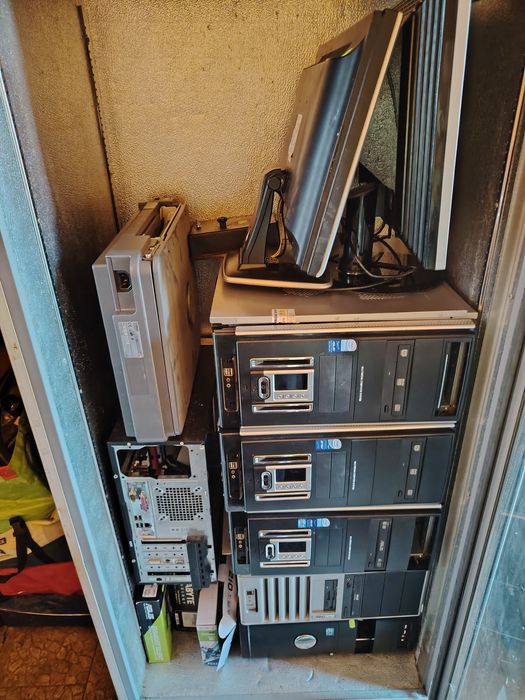 Unități de PC cu placa de baza și procesor, monitoare
