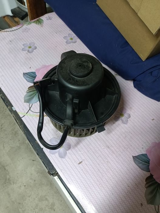 Продам на Ауди 80 мотор печки