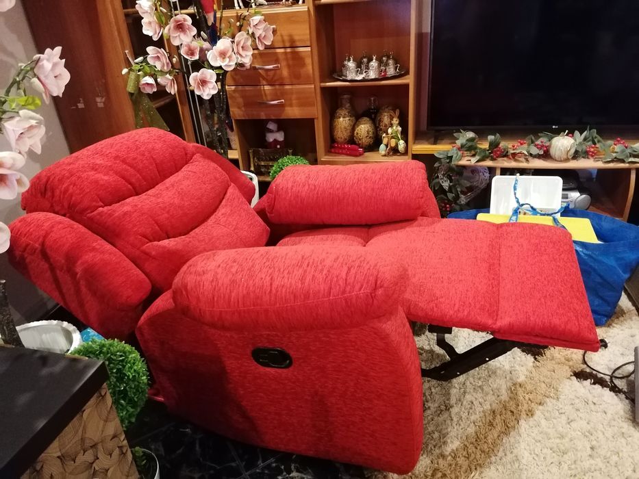 Vânzări mobilier canapea cu 3 locuri cu recliner și doua fotolii.