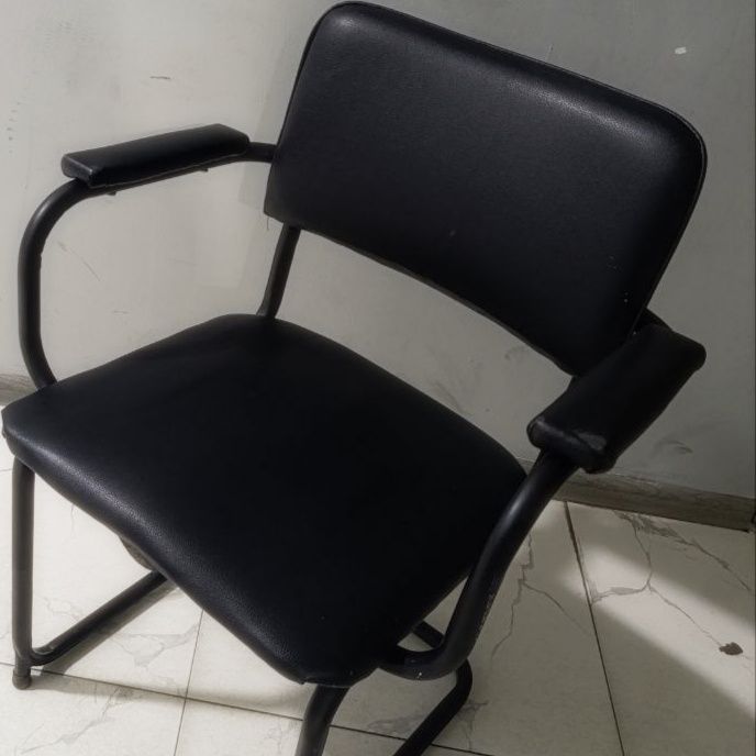 Stul sotiladi 30 ta. 10 ta qibam beriladi