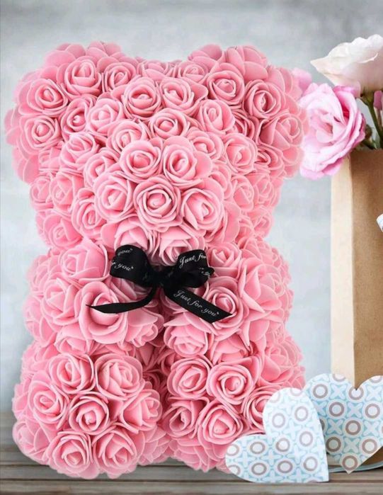 Мече от рози в кутия с панделка Луксозен подарък