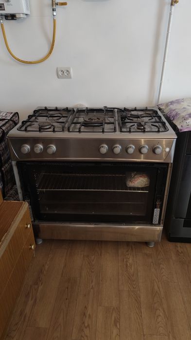 Продам газовую плиту, 5 камфорок.