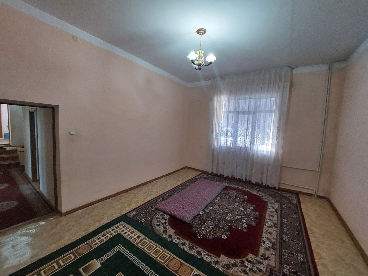 Qarshi Shahar markazidagi 3 xonali (+3 balkon) kvartira sotiladi