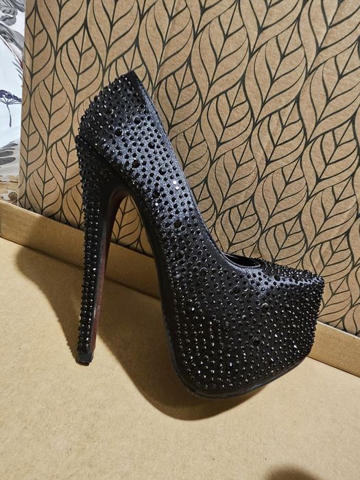 Високи затворени обувки с камъни