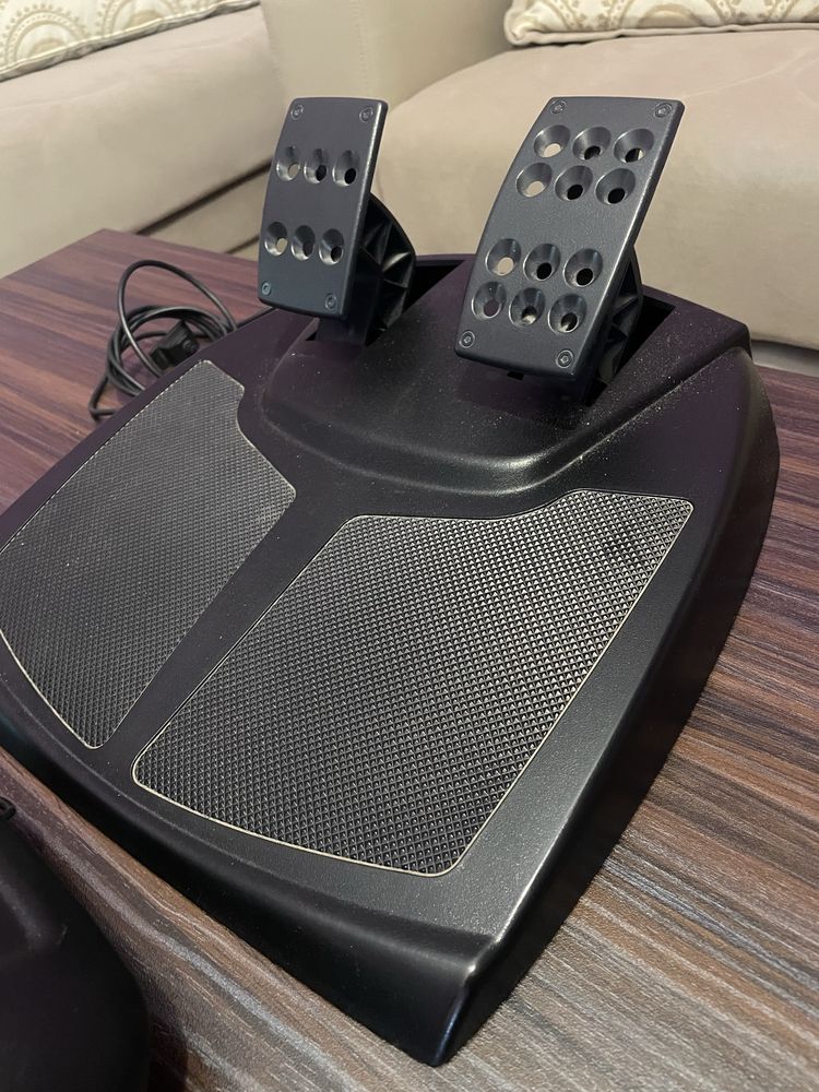 Волан с педали Logitech Momo