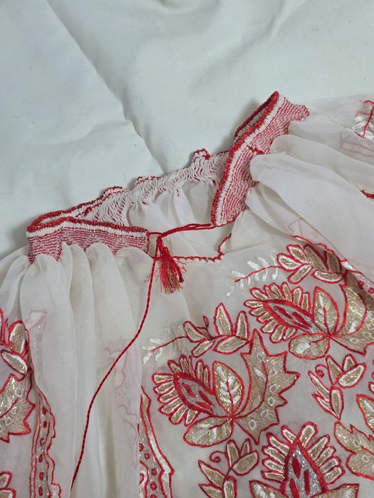 Ie traditionala  foarte frumoasă