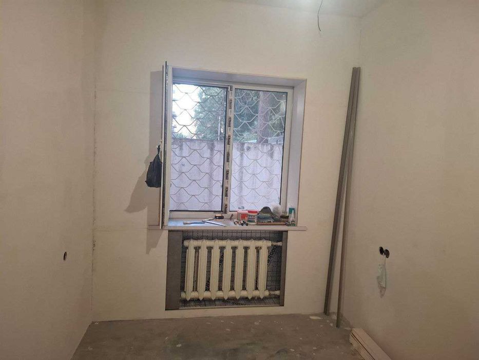 Сергели 1 2/1/5 квартира чистая,в стадии ремонта, рядом метро Чинор