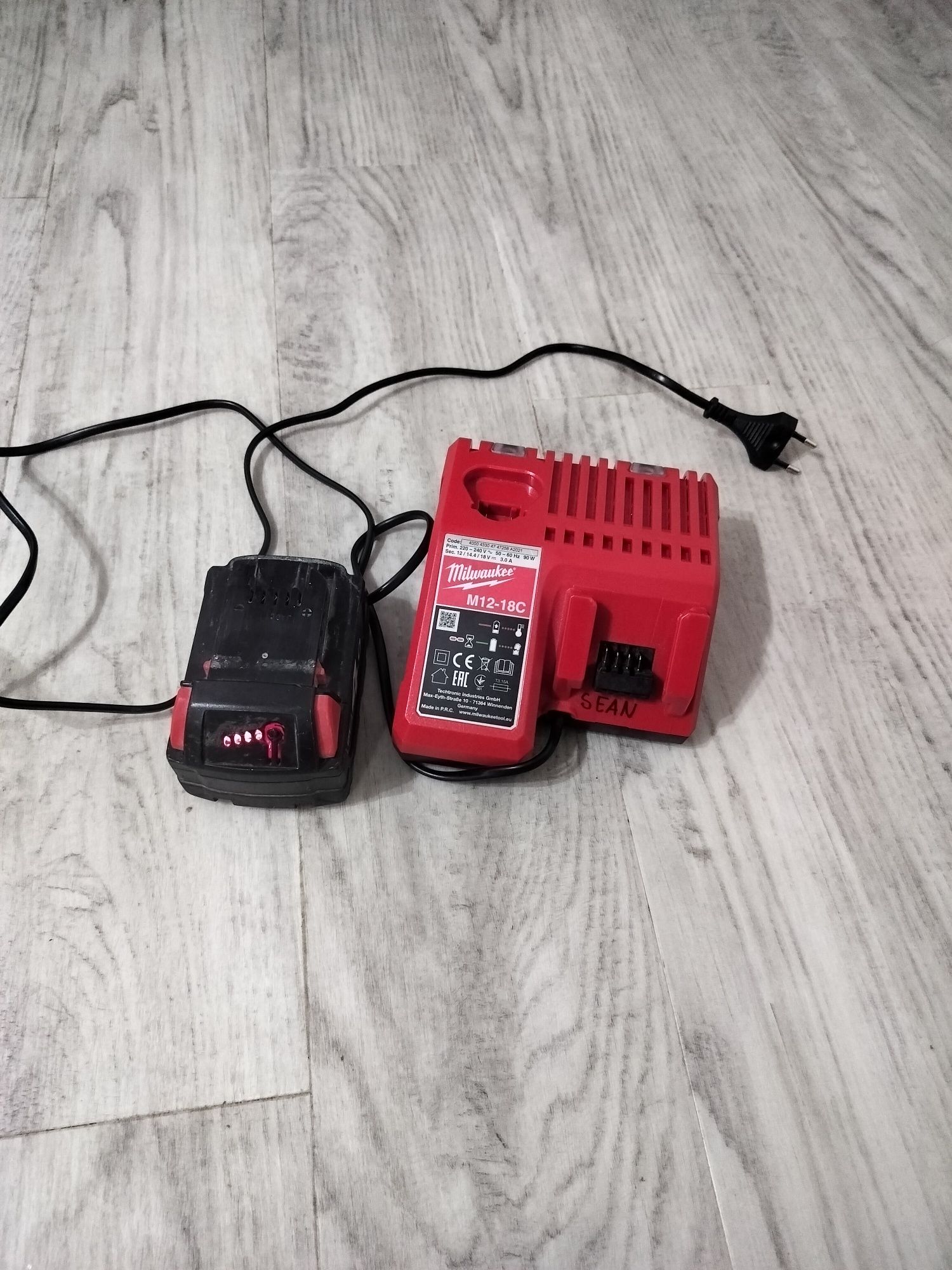 Încărcător și acumulator milwaukee