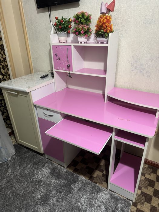 kompyuter va  Dars stoli sotiladi  qizlar uchun
