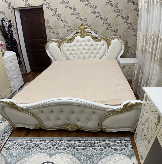Продается спальный кровать,с матрасом комод,2-я тумбами