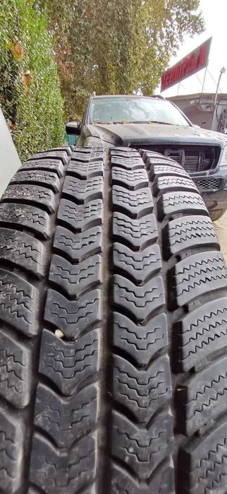 Зимни гуми за бус  16-ки  2 броя 225/75/16С  SEMPERIT