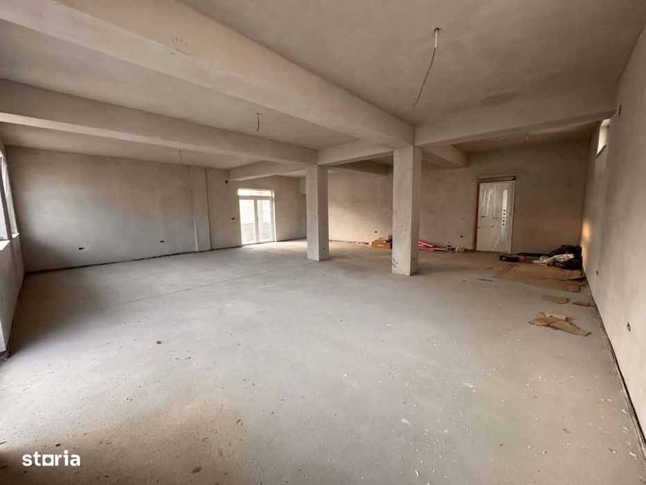 Spatiu comercial Mioveni.  pretabil gradinita ,depozit birouri.etaj 1