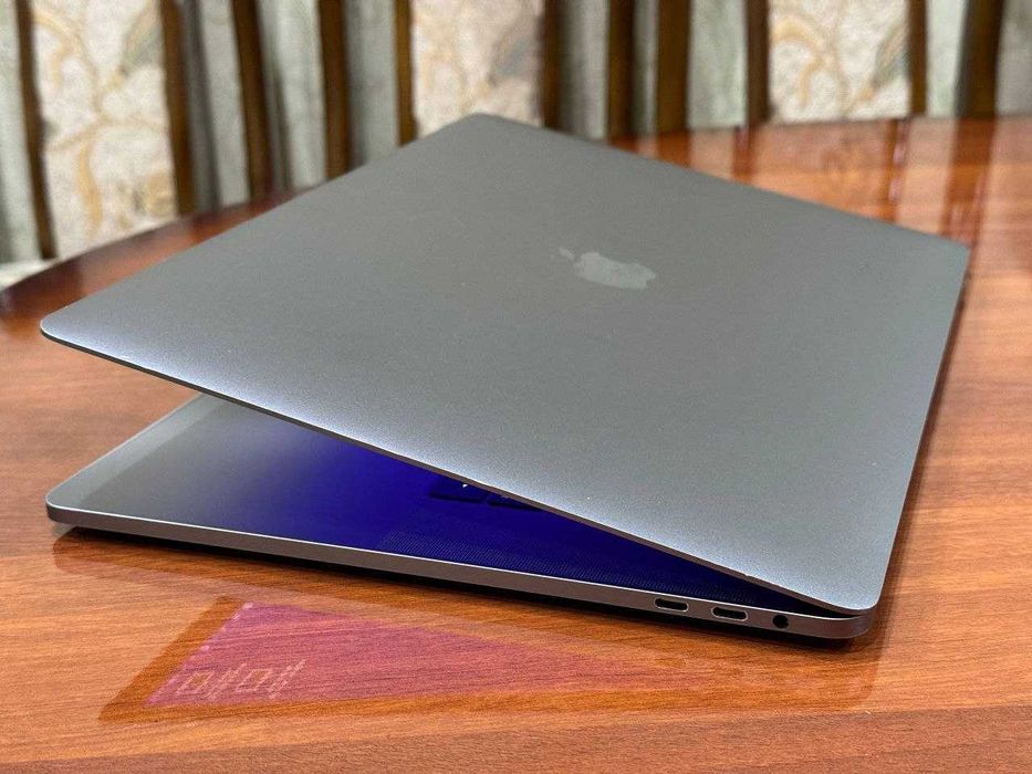 MacBook Pro 15" (2016) — Space Gray