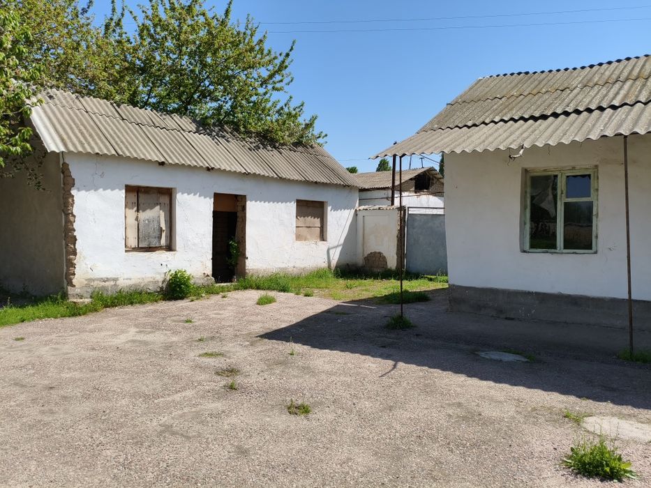 Turar joy 11sotok 2 xona uy gaz svet xujjat bor