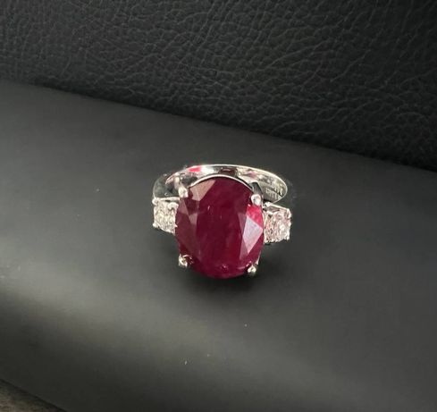 Золотой кольцо с рубином и бриллиантами