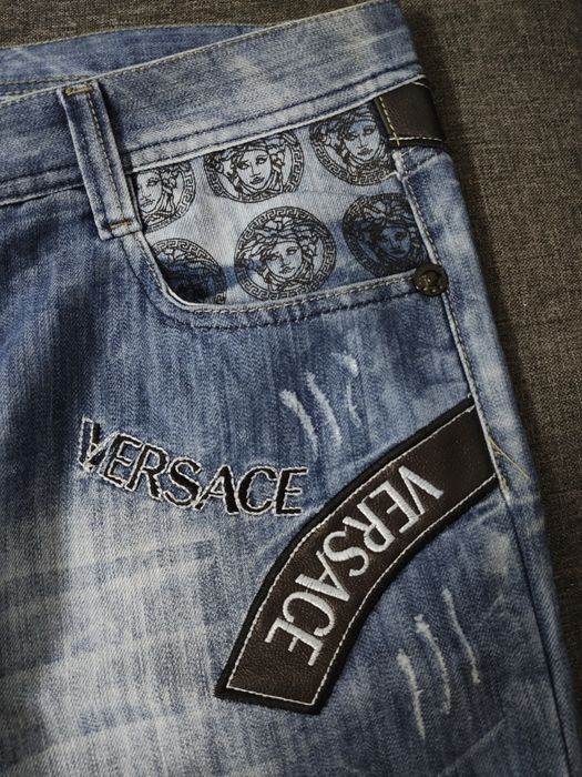 Blugi Versace pentru barbari