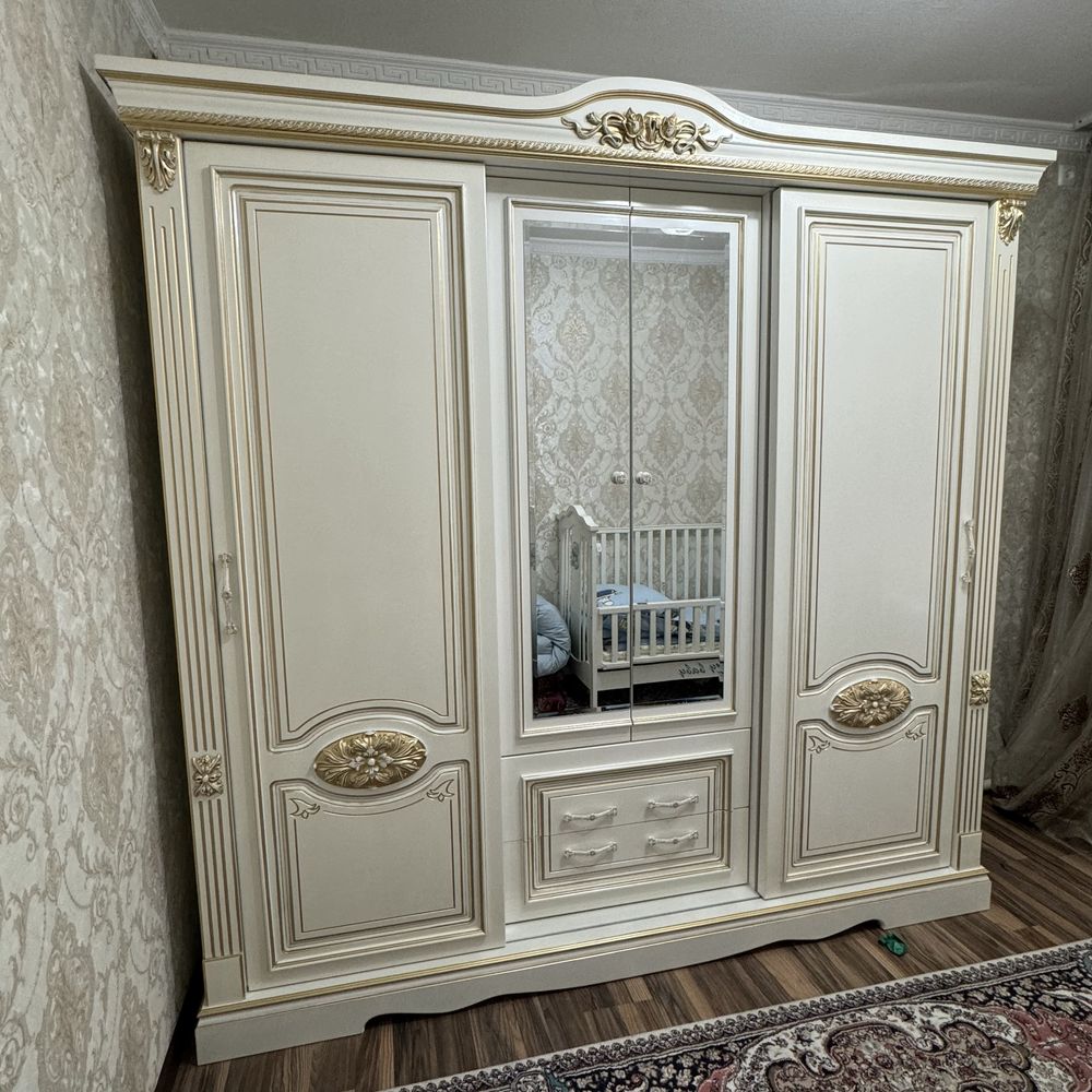 Спальный гарнитур сотилади!