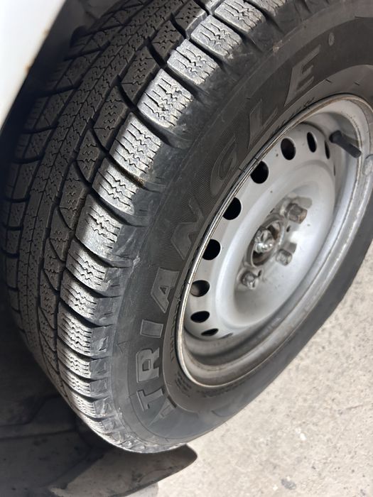 продается зимни летние шины почти новый летник в дисках 13 размер