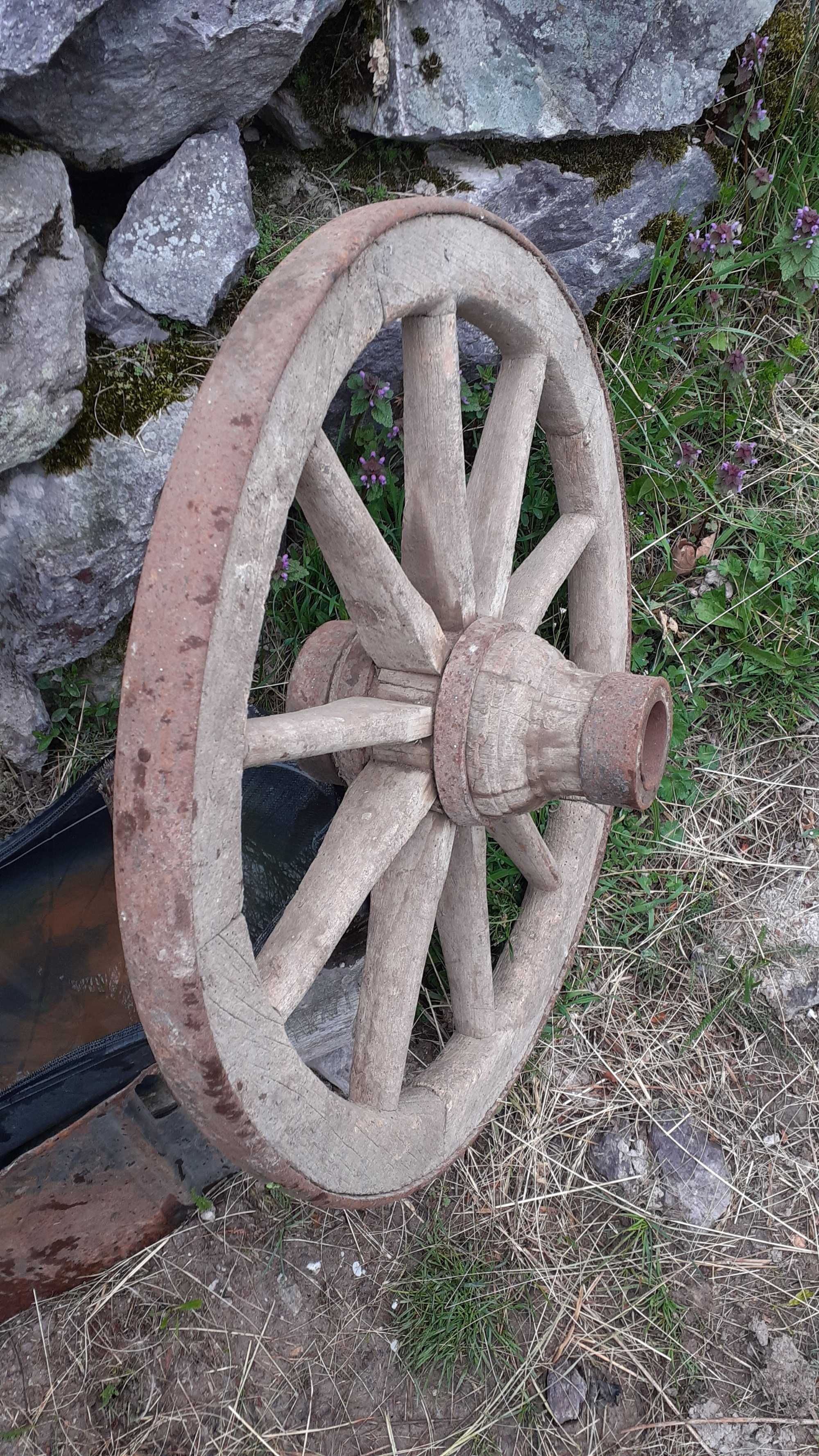 Roti car, caruta mobilier rustic