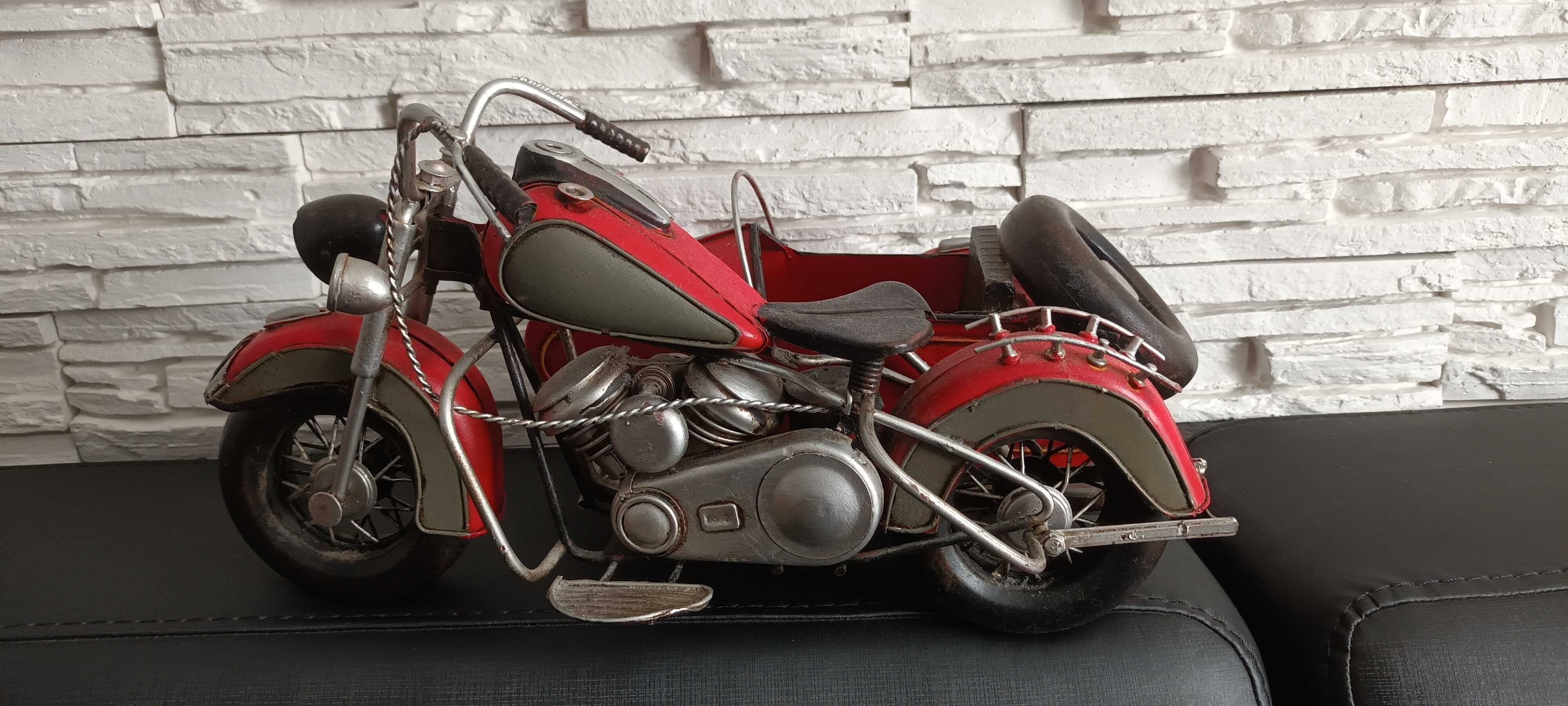 Macheta motocicleta cu atas din tablă