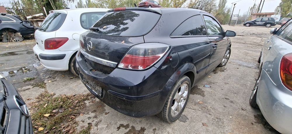 Dezmembrez Opel Astra H GTC  1.7D 2006
