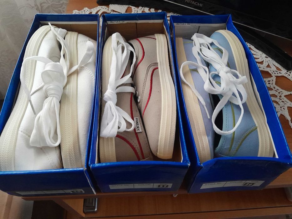 Teniși noi, unisex, 3 perechi, 3 culori - mărimi: 36 - 2 și 40 - 1