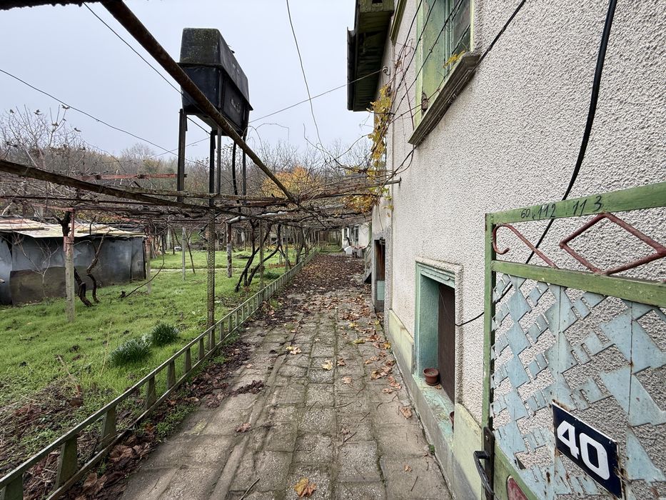 Къща с гараж равен и голям Двор!