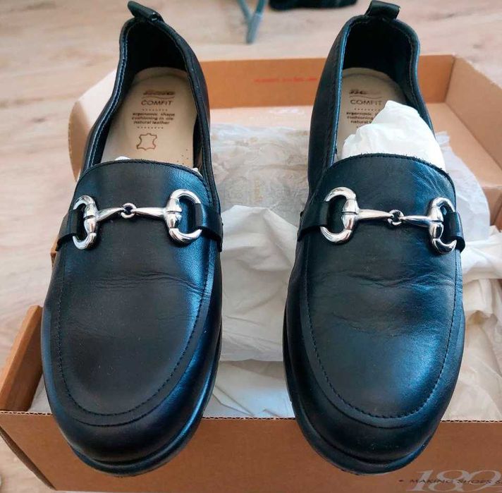 Черные кожаные туфли 40 размера фирмы Bata.