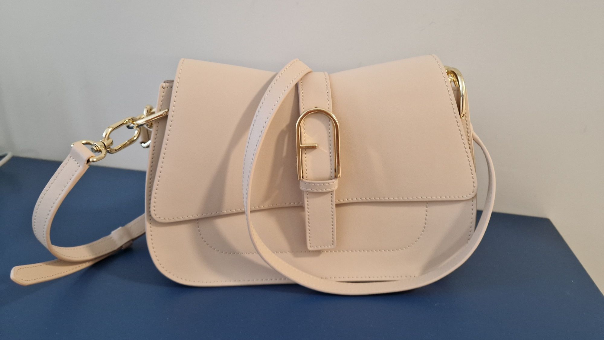 Прекрасна Furla Flow
