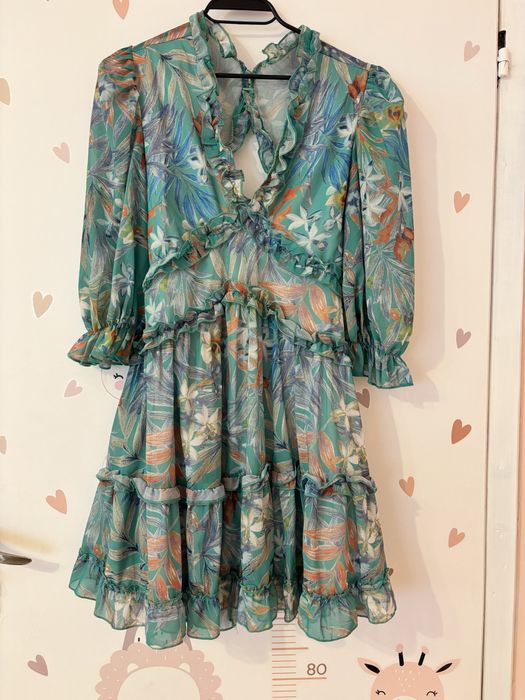 Рокля с гол гръб