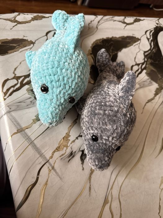 Вязанный подарочный дельфин