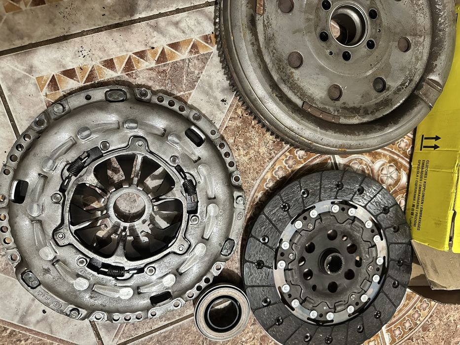 Vand kit de ambreaj volanta vw T6 transporter cod motor caab ca nou