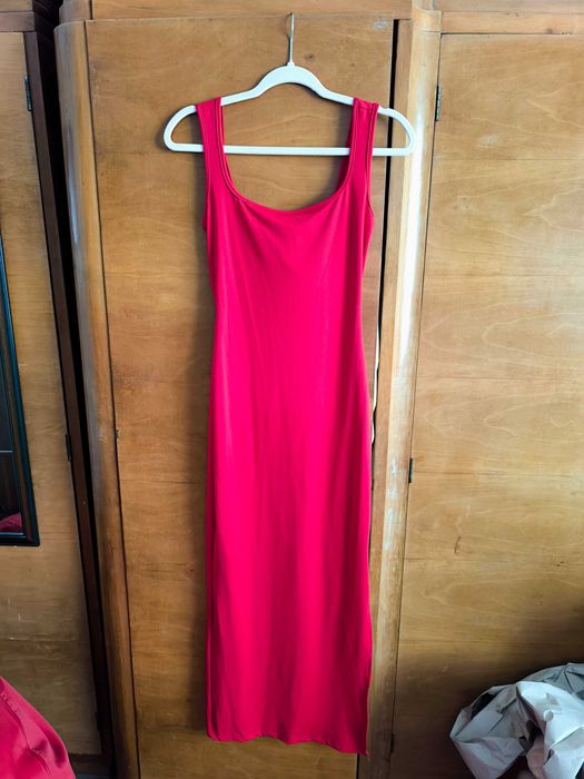 Червена рокля с гол гръб, официална или ежедневна