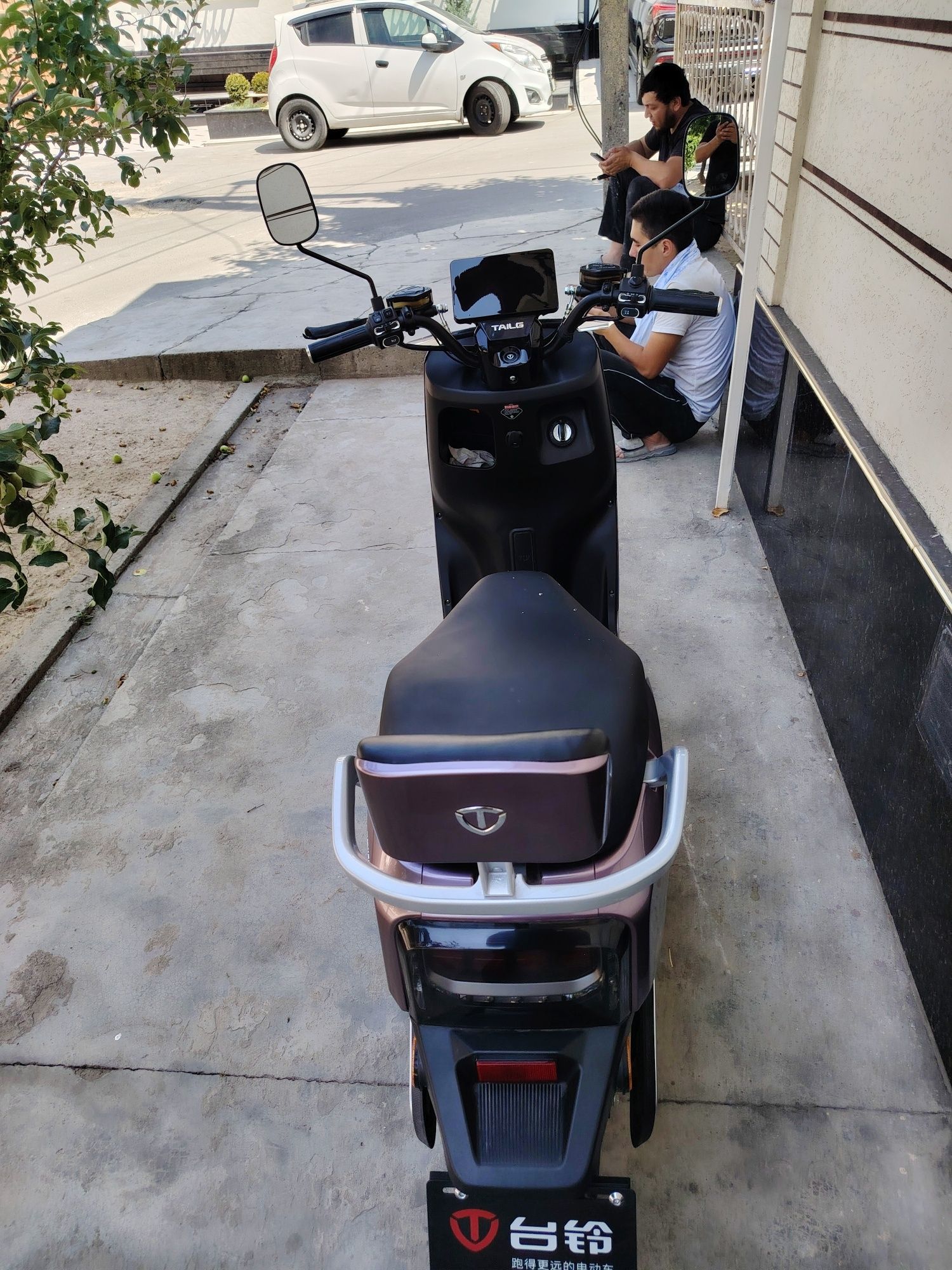 Sukuter tesla elektr yanggi
