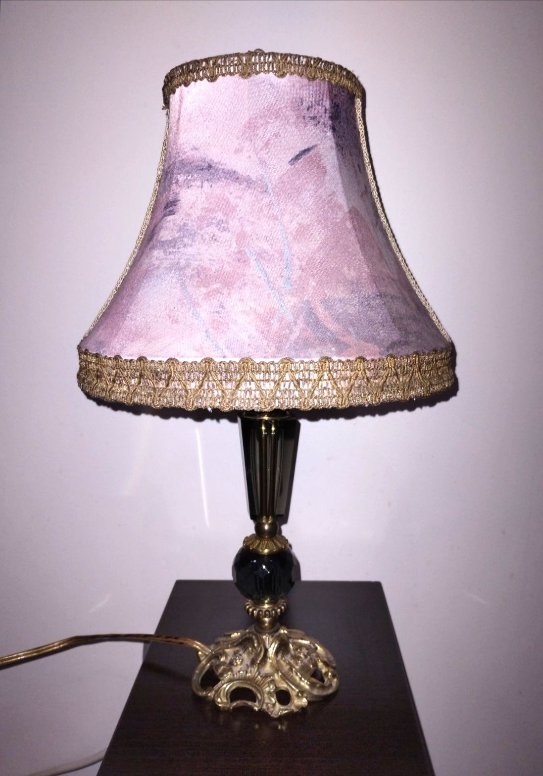 Изключително красива, старинна лампа с абажур.
