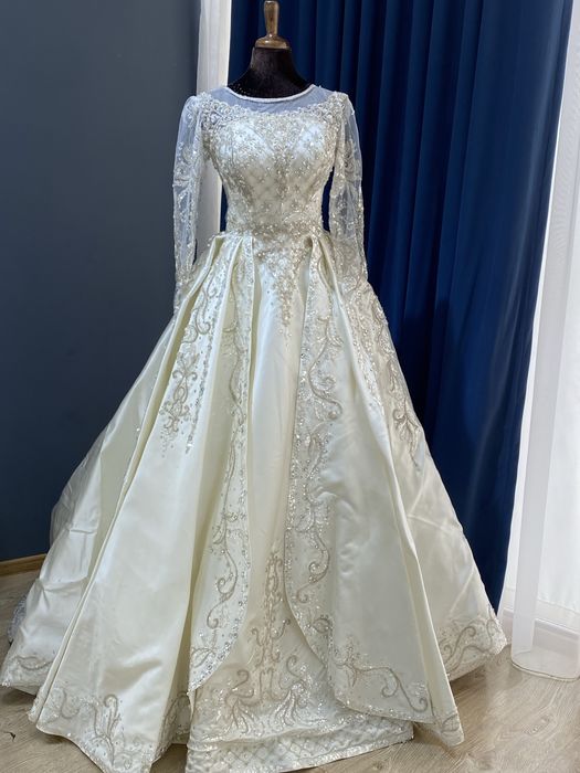 Kiyilgan va yangi kelin koylaklar sotuvda