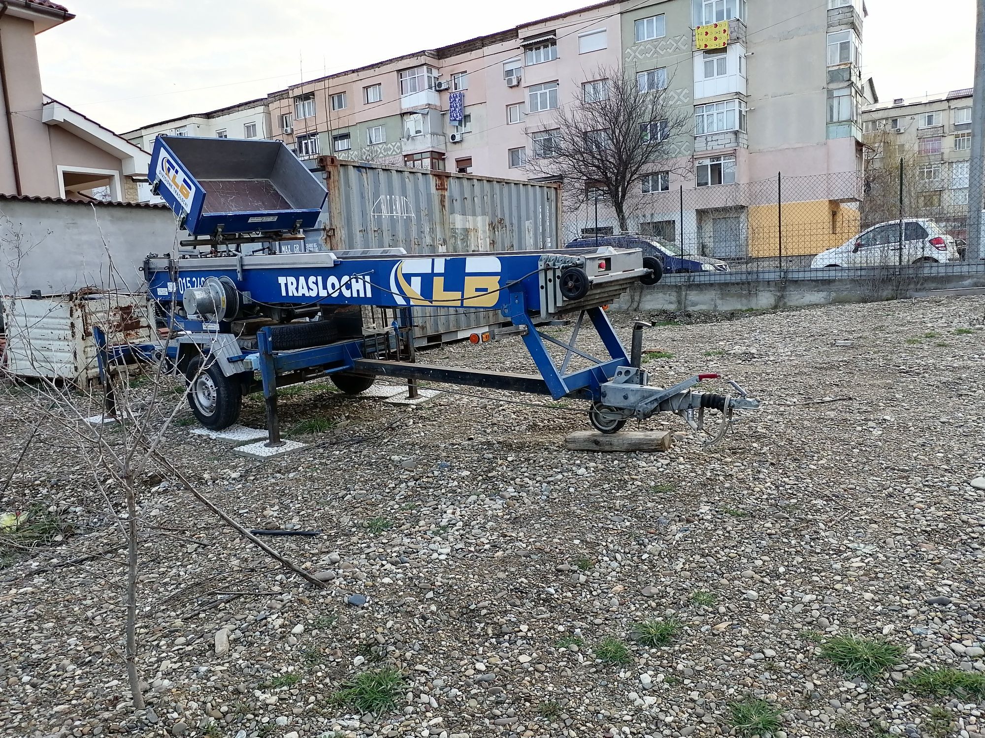 Vând lift materiale