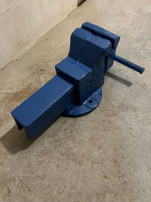 Тиски советские крепкие