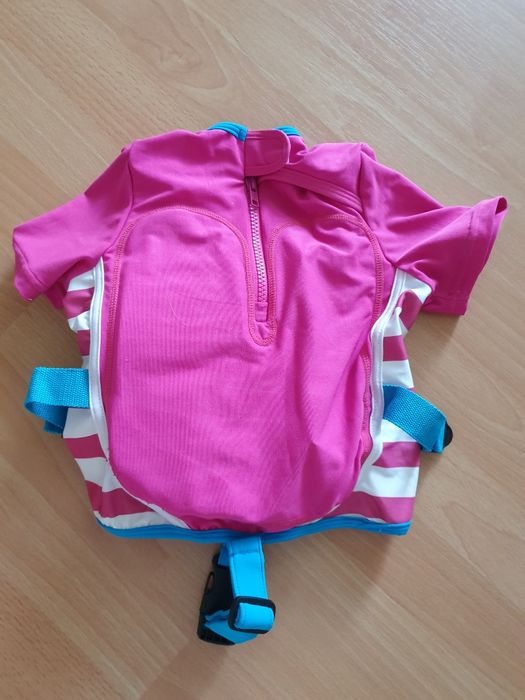 Vesta si costum pentru plutire. 3-6 ani. CA NOI.