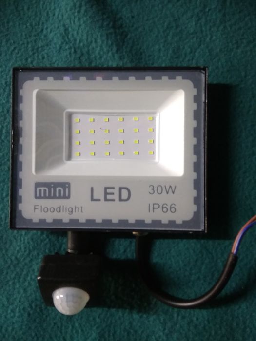 Светодиодный прожектор  с датчиком движения 30 W