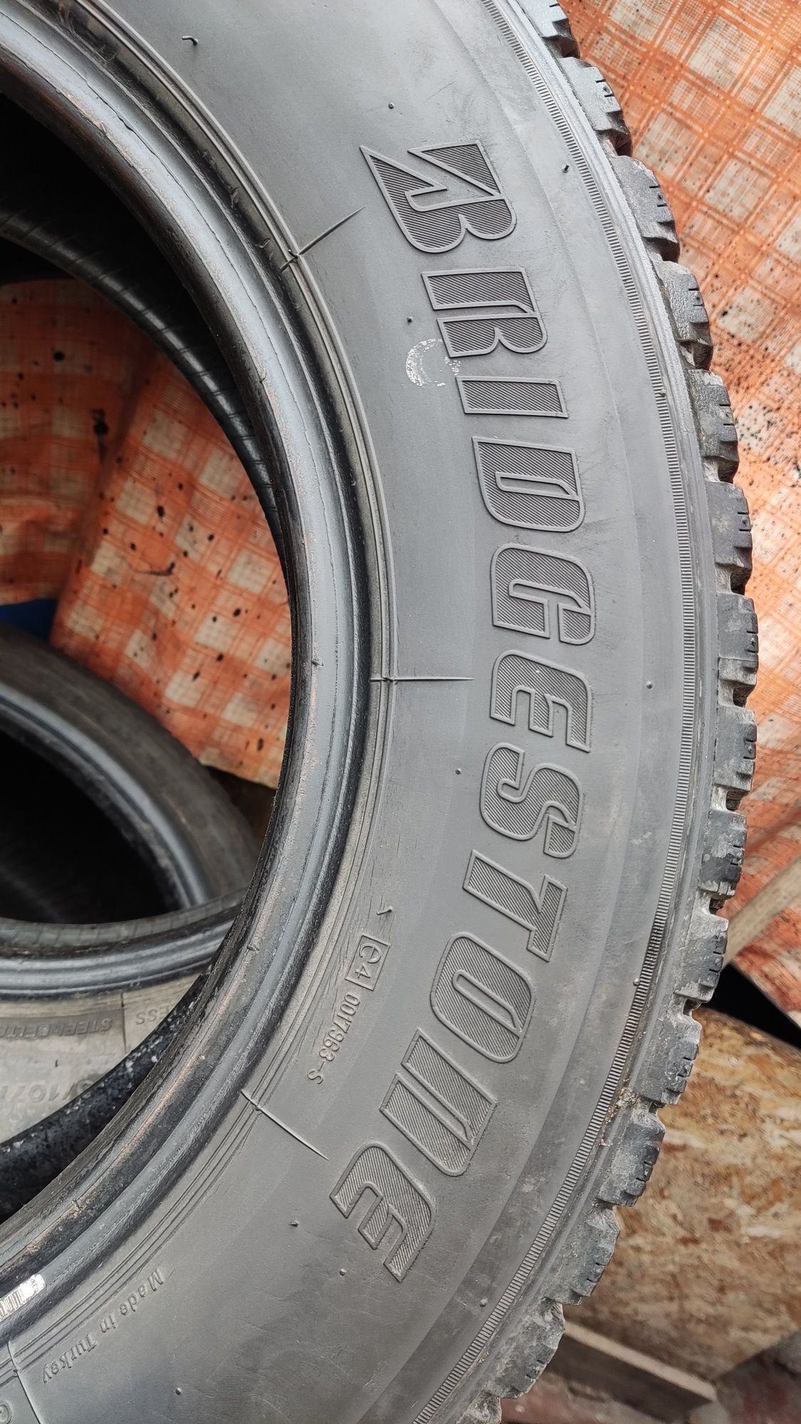 2бр бусови гуми 215/65/16С Bridgestone Blizzak 
Без лепенки и кр