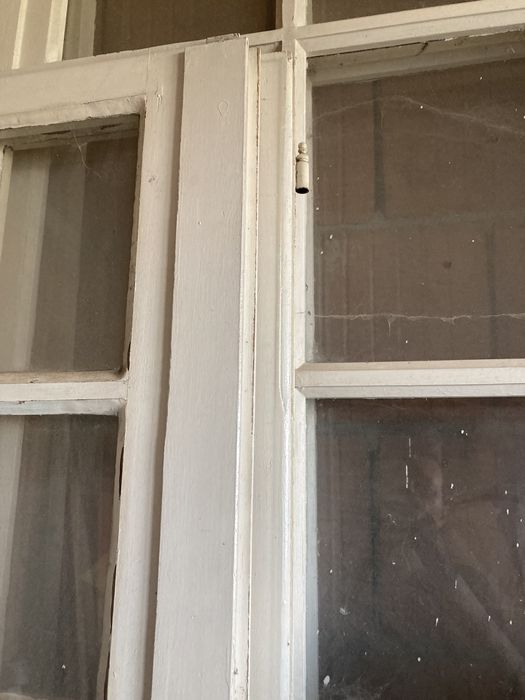 Uși de interior din lemn exotic vopsite alb