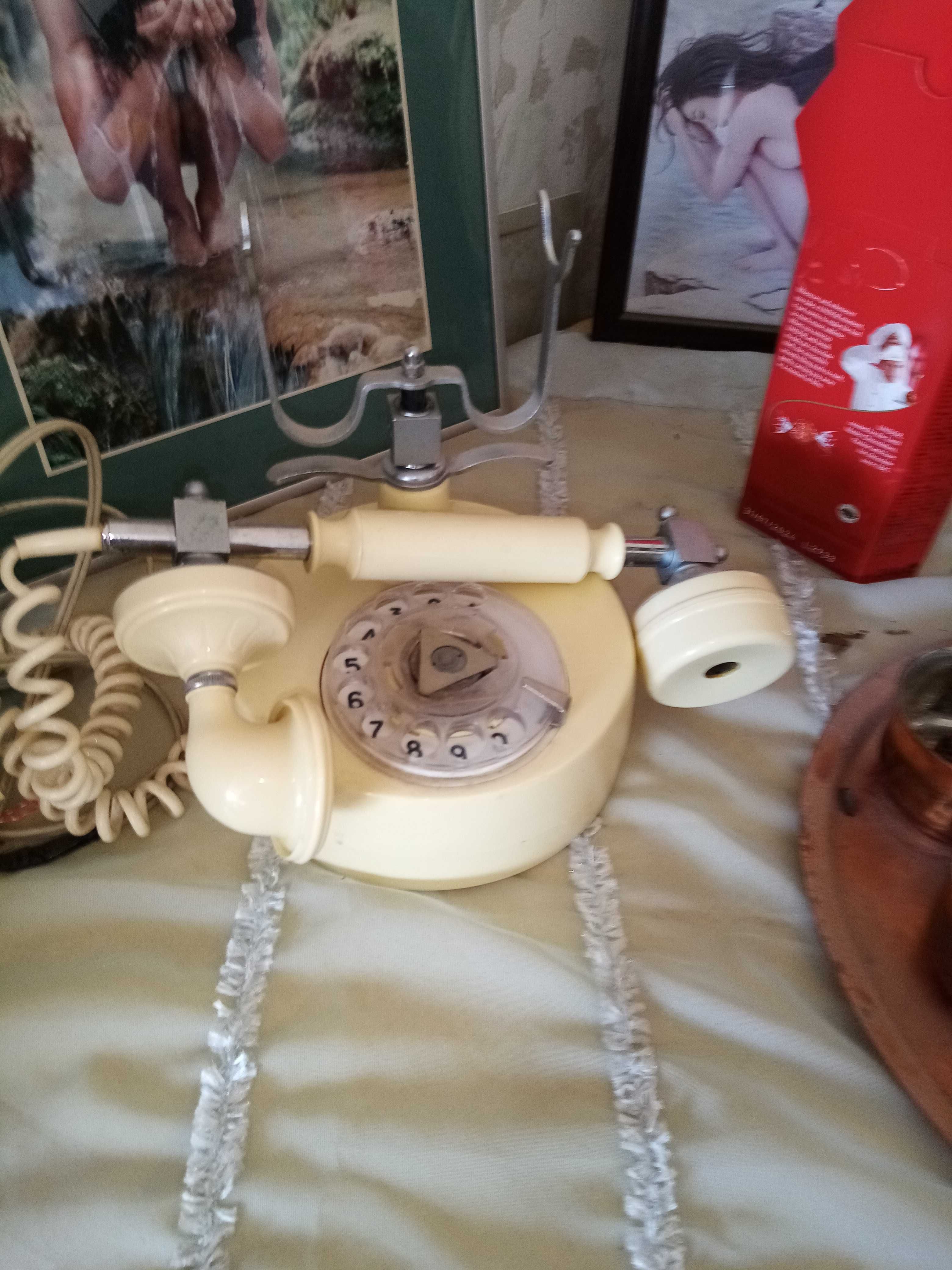 Ретро античен телефон