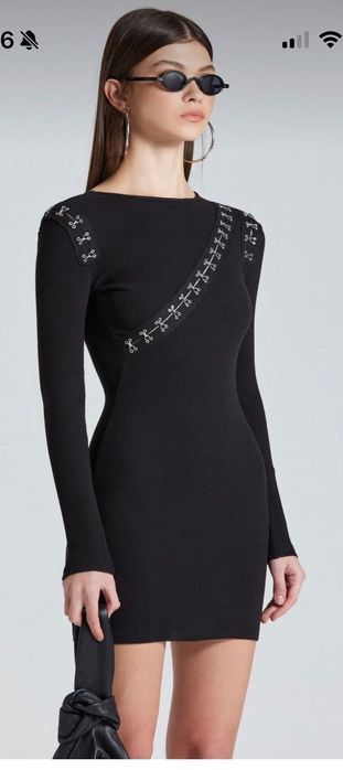 Черна еластична рокля с декоративни метални детайли