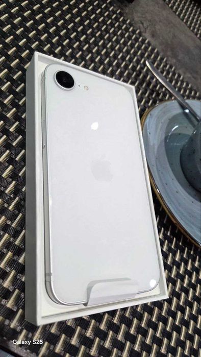 iPhone 16 e 128. White ,Model 3409 Новый.