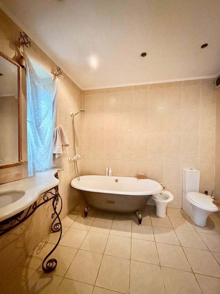 Продаётся 4х ком кв. На Ц-1, 90м2. Мирзо-Улугбекский район.