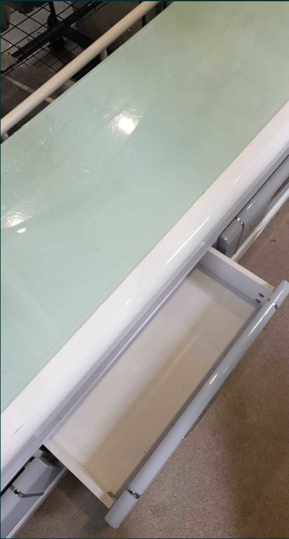 Comoda elegantă cu blat de sticla securizata