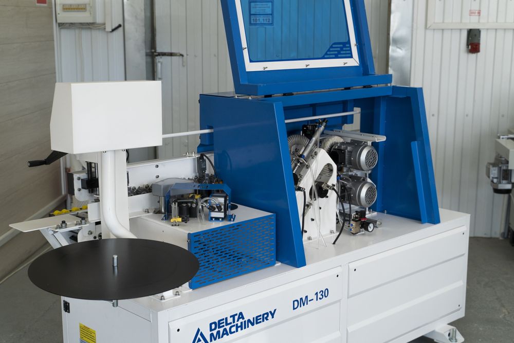 Кромкооблицовочный станок с автоматической подачей DM-130