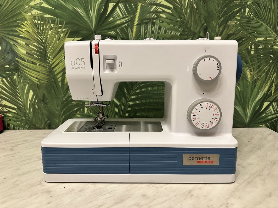 Швейная машина Bernina Bernette B05 Academy белый, синий
